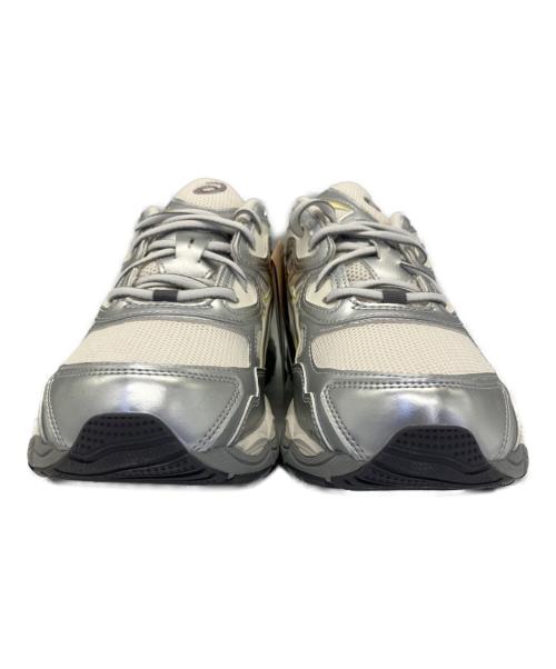 asics（アシックス）asics (アシックス) スニーカー アイボリー×シルバー サイズ:28.5 未使用品の古着・服飾アイテム