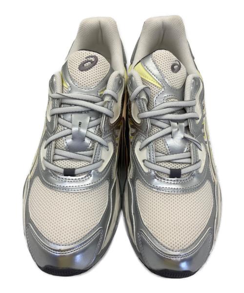 asics（アシックス）asics (アシックス) スニーカー アイボリー×シルバー サイズ:28.5 未使用品の古着・服飾アイテム