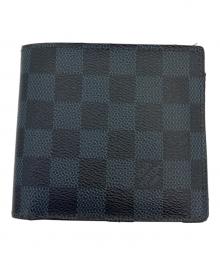 LOUIS VUITTON（ルイ ヴィトン）の古着「2つ折り財布 ダミエ・グラフィット ポルトフォイユ・マルコ」｜ネイビー