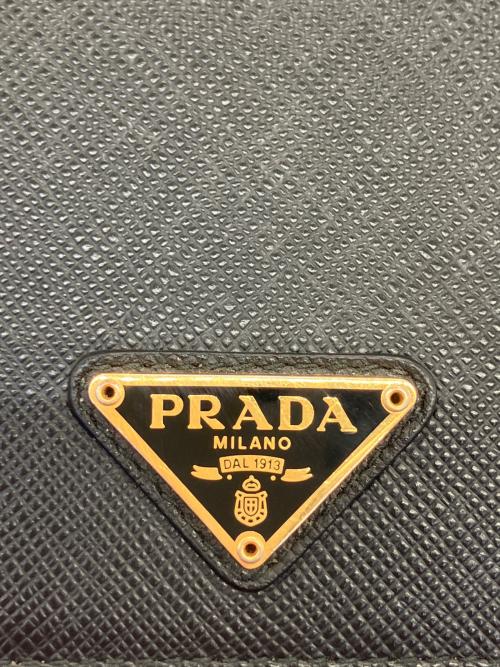 PRADA（プラダ）PRADA (プラダ) 2つ折り財布  サフィアーノトライアングル ブラックの古着・服飾アイテム