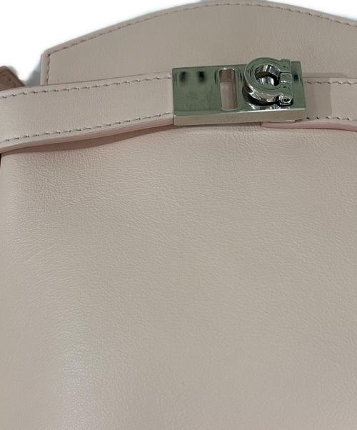 Ferragamo（フェラガモ）Ferragamo (フェラガモ) ショルダーバッグ　ハグ フォンホルダー ピンクの古着・服飾アイテム