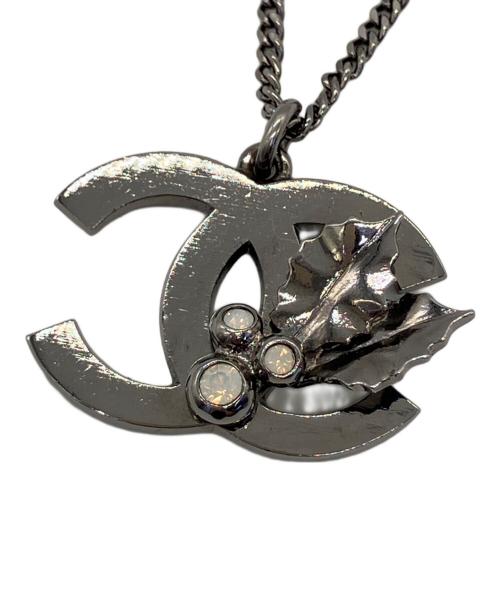CHANEL（シャネル）CHANEL (シャネル) ココマークネックレス 	GUNMETAL CC LOGO AND HOLLYの古着・服飾アイテム