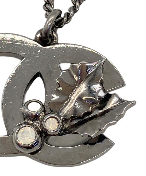 CHANEL（シャネル）CHANEL (シャネル) ココマークネックレス 	GUNMETAL CC LOGO AND HOLLYの古着・服飾アイテム