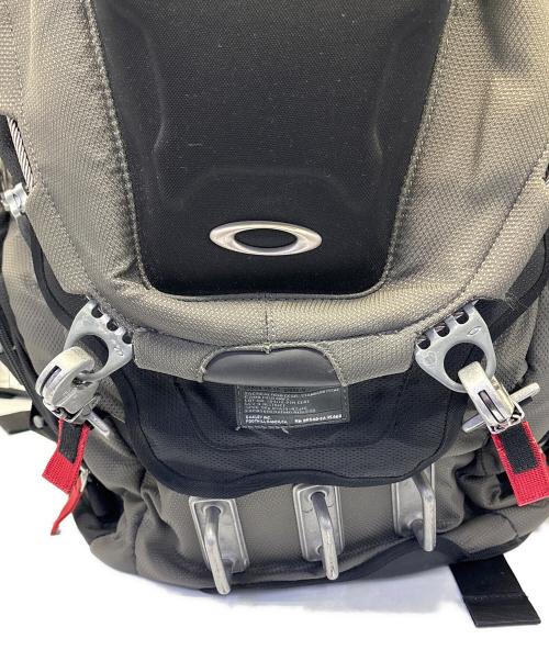 OAKLEY（オークリー）OAKLEY (オークリー) リュック　Kitchen Sink グレーの古着・服飾アイテム