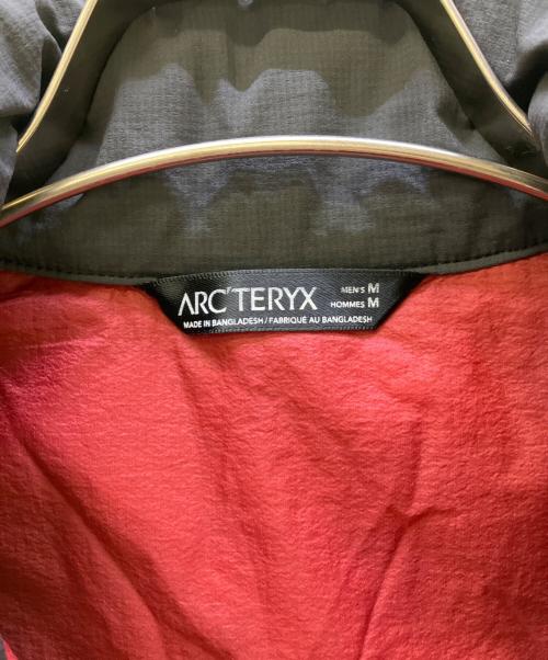 ARC'TERYX（アークテリクス）ARC'TERYX (アークテリクス) ベスト グレー×レッド サイズ:Mの古着・服飾アイテム