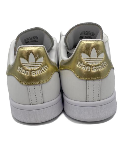 adidas（アディダス）adidas (アディダス) ローカットスニーカー ホワイト×ゴールド サイズ:23.5 未使用品の古着・服飾アイテム