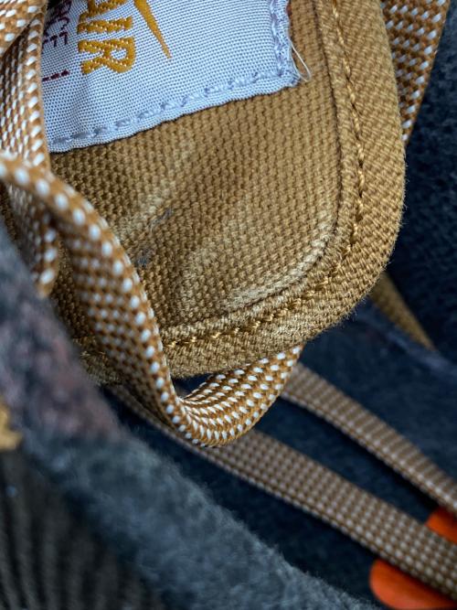 NIKE（ナイキ）NIKE (ナイキ) CarHartt (カーハート) スニーカー ブラウン サイズ:27の古着・服飾アイテム