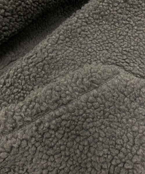 SUMI STYLE（スミ スタイル）SUMi STYLE (スミ スタイル) ボアベスト付き馬刺しゅうコート オリーブ サイズ:Fの古着・服飾アイテム