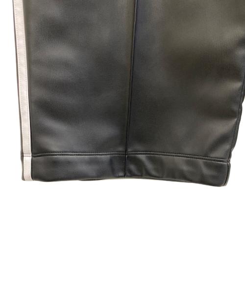 adidas（アディダス）adidas (アディダス) JEREMY SCOTT (ジェレミー スコット) シンセティックレザー サイドラインパンツ ブラック サイズ:2XLの古着・服飾アイテム