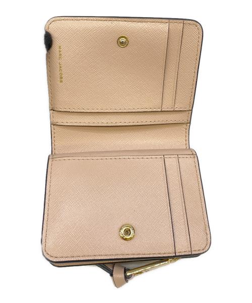 MARC JACOBS（マークジェイコブス）MARC JACOBS (マークジェイコブス) 2つ折り財布 ベージュ×ピンクの古着・服飾アイテム