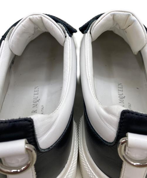 ALEXANDER McQUEEN（アレキサンダーマックイーン）ALEXANDER McQUEEN (アレキサンダーマックイーン) スニーカー ホワイト×ブラック サイズ:24cmの古着・服飾アイテム