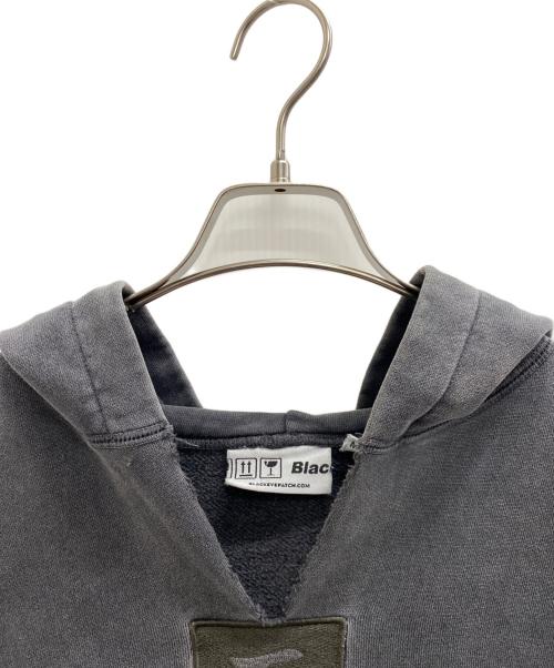 BlackEyePatch（ブラックアイパッチ）BlackEyePatch (ブラックアイパッチ) プルオーバーパーカー グレー サイズ:Mの古着・服飾アイテム