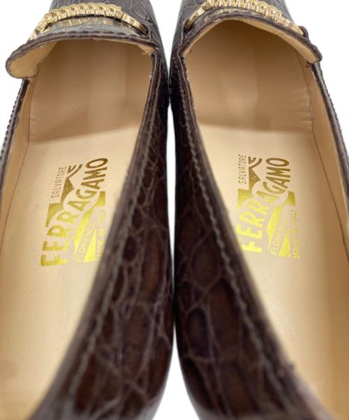 Salvatore Ferragamo（サルヴァトーレ フェラガモ）Salvatore Ferragamo (サルヴァトーレ フェラガモ) クロコ型押しヒールパンプス ブラウン サイズ:9の古着・服飾アイテム