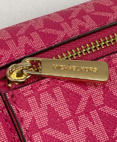 MICHAEL KORS（マイケル・コース）MICHAEL KORS (マイケル・コース) ジェットセット ラージ シグネチャー ロゴ エンベロープ リストレット ウォレット ショッキングピンクの古着・服飾アイテム