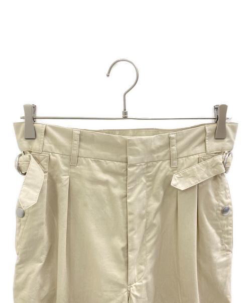 Maison Margiela（メゾンマルジェラ）Maison Margiela (メゾンマルジェラ) サイドストラップ2タックパンツ ベージュ サイズ:44の古着・服飾アイテム