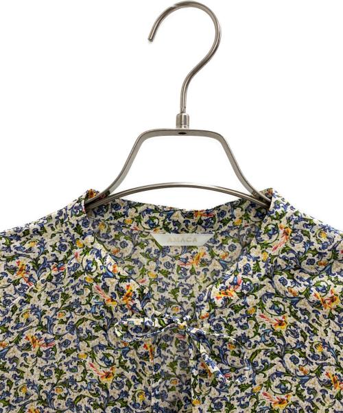 AMACA（アマカ）AMACA (アマカ) 半袖フラワープリント比翼ブラウス ベージュ×グリーン サイズ:38の古着・服飾アイテム