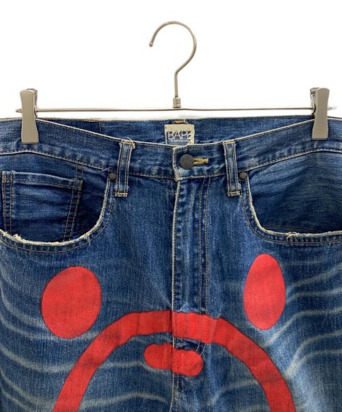 BAPE BY A BATHING APE（ベイプバイアベイシングエイプ）BAPE BY A BATHING APE (ベイプバイアベイシングエイプ) Damaged Paint Jeans インディゴ サイズ:Mの古着・服飾アイテム