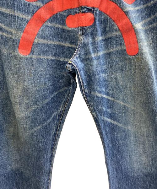 BAPE BY A BATHING APE（ベイプバイアベイシングエイプ）BAPE BY A BATHING APE (ベイプバイアベイシングエイプ) Damaged Paint Jeans インディゴ サイズ:Mの古着・服飾アイテム