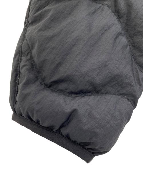 UNIQLO（ユニクロ）UNIQLO (ユニクロ) WHITE MOUNTAINEERING (ホワイトマウンテ二アニング) キルティングノーカラーダウンジャケット ブラック サイズ:Lの古着・服飾アイテム
