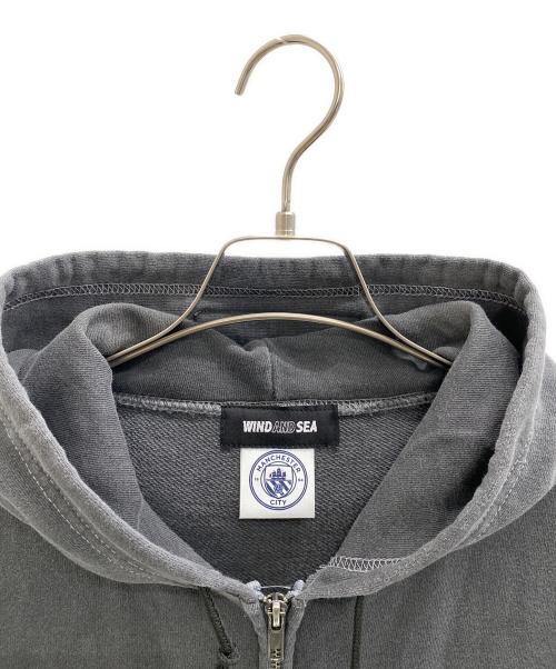 WIND AND SEA（ウィンダンシー）WIND AND SEA (ウィンダンシー) Manchester City (マンチェスター・シティ) 25SS Man City Zip Up Sweatshirt / マンチェスターシティFC / ジップパーカー グレー サイズ:Lの古着・服飾アイテム