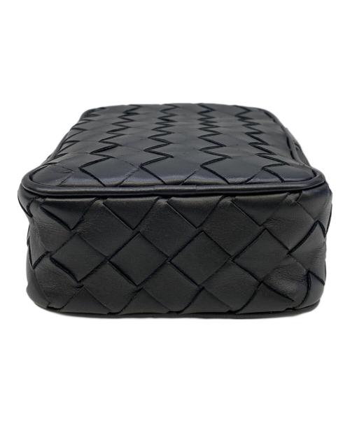 BOTTEGA VENETA（ボッテガベネタ）BOTTEGA VENETA (ボッテガベネタ) イントレチャート・ミニクロスボディバッグ ブラックの古着・服飾アイテム
