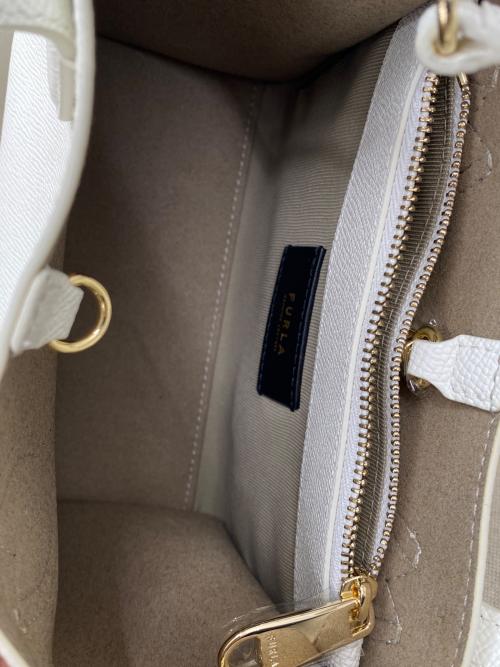 FURLA（フルラ）FURLA (フルラ) 2WAYショルダーバッグ ホワイトの古着・服飾アイテム