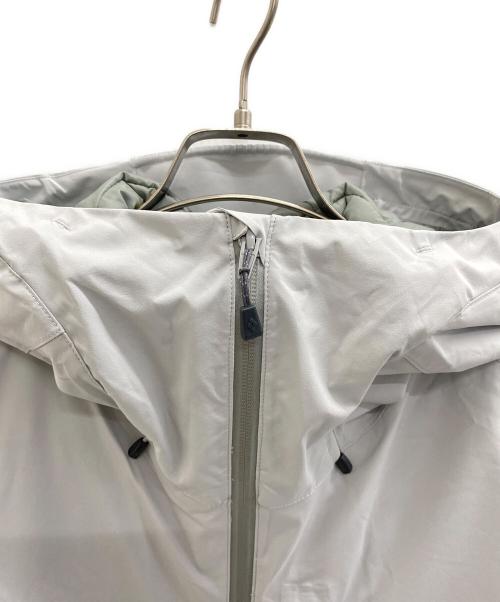 mont-bell（モンベル）mont-bell (モンベル) パウダーホップ パーカ Men's グレー×ホワイト サイズ:XLの古着・服飾アイテム