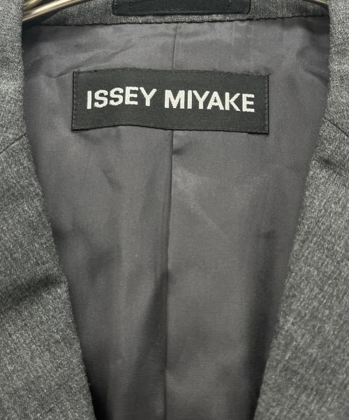 ISSEY MIYAKE（イッセイミヤケ）ISSEY MIYAKE (イッセイミヤケ) テーラードジャケット グレー サイズ:4の古着・服飾アイテム
