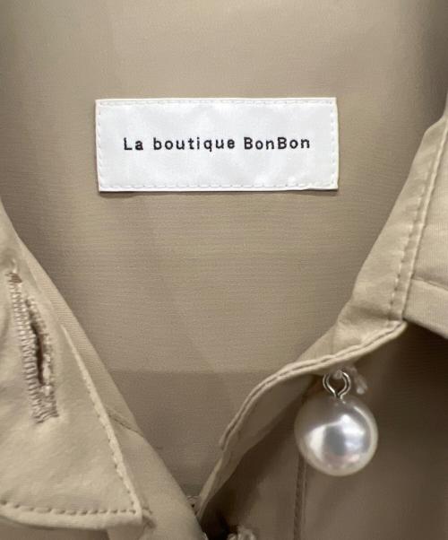 La boutique BonBon（ラブティックボンボン）La boutique BonBon (ラブティックボンボン) タフタパール釦シャツワンピース ベージュ サイズ:Freeの古着・服飾アイテム