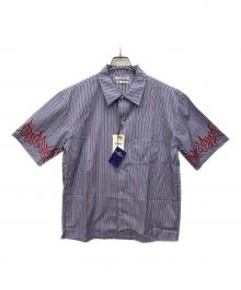 DISCOVERED（ディスカバード）の古着「FIRE刺繍シャツ」｜スカイブルー×レッド