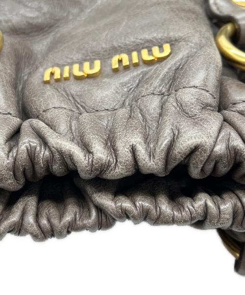 MIU MIU（ミュウミュウ）MIU MIU (ミュウミュウ) ヴィッテロリュクス グレーの古着・服飾アイテム