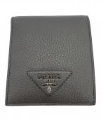 PRADAプラダ）の古着「ヴィッテロダイノ 2つ折り財布」｜グレー