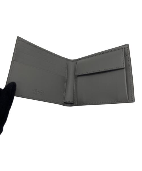 PRADA（プラダ）PRADA (プラダ) ヴィッテロダイノ 2つ折り財布 グレーの古着・服飾アイテム