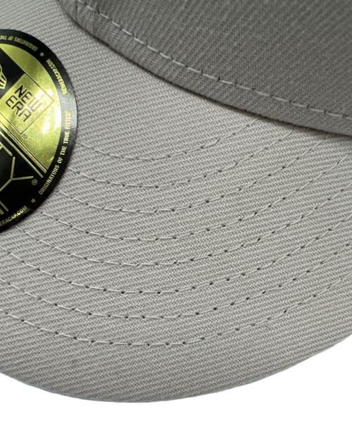New Era（ニューエラ）New Era (ニューエラ) SUPREME (シュプリーム) Gold Cross S Logo キャップ ベージュの古着・服飾アイテム