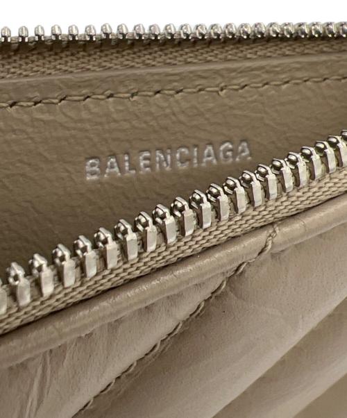 BALENCIAGA（バレンシアガ）BALENCIAGA (バレンシアガ) CRUSH LONG COIN & CARD HOLDER QUILTED ベージュの古着・服飾アイテム