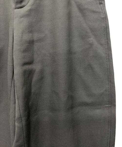 LOEFF（ロエフ）LOEFF (ロエフ) タックパンツ オリーブの古着・服飾アイテム