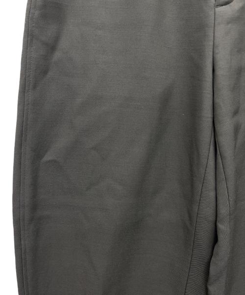 LOEFF（ロエフ）LOEFF (ロエフ) タックパンツ オリーブの古着・服飾アイテム