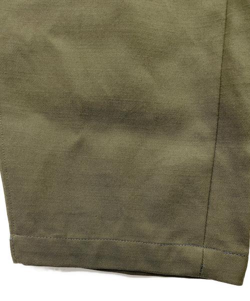 LOEFF（ロエフ）LOEFF (ロエフ) タックパンツ オリーブの古着・服飾アイテム