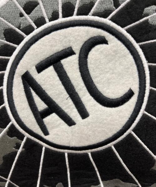 A.T.C（エーティーシ）A.T.C (エーティーシ) スタジャン レッド×ベージュ サイズ:Lの古着・服飾アイテム