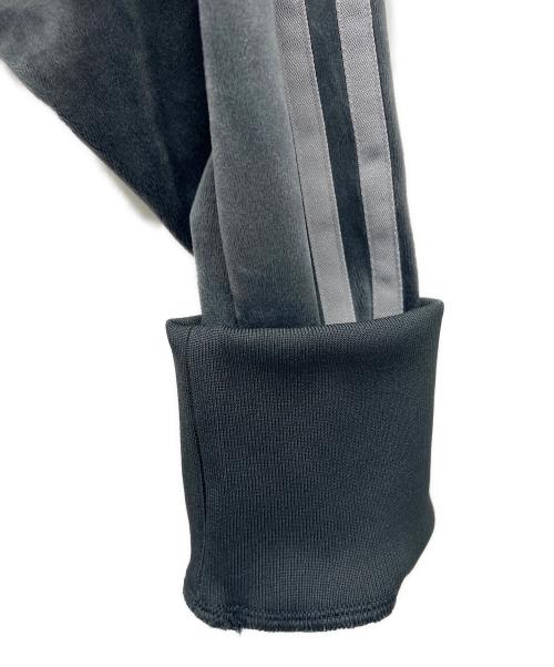 adidas（アディダス）adidas (アディダス) ベロアトラックジャケット グレー サイズ:XLの古着・服飾アイテム