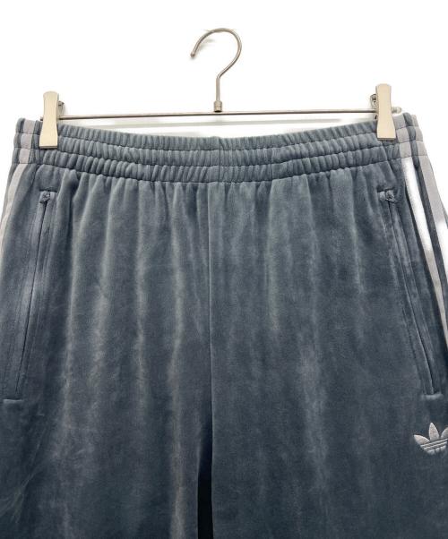 adidas（アディダス）adidas (アディダス) ベロアトラックパンツ グレー サイズ:XLの古着・服飾アイテム