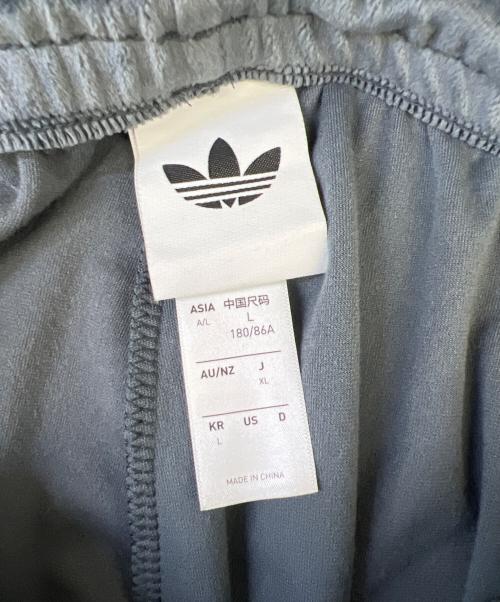 adidas（アディダス）adidas (アディダス) ベロアトラックパンツ グレー サイズ:XLの古着・服飾アイテム
