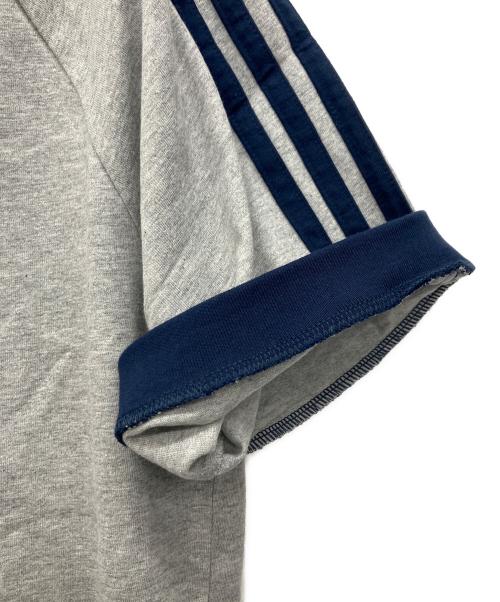 adidas（アディダス）adidas (アディダス) Pop Classic Tee グレー×ネイビー サイズ:XLの古着・服飾アイテム