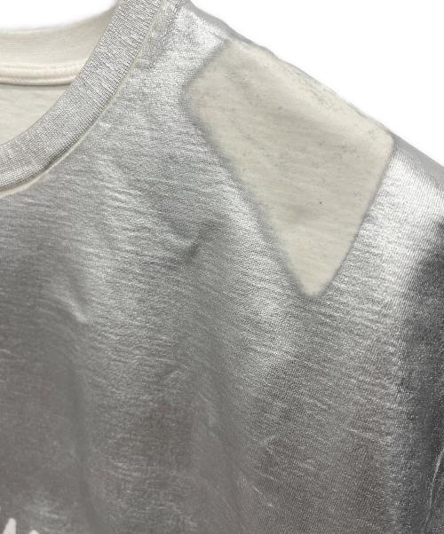 MM6 Maison Margiela（エムエムシックスメゾンマルジェラ）MM6 Maison Margiela (エムエムシックスメゾンマルジェラ) シルバーラミネートロゴカットソー グレー サイズ:Mの古着・服飾アイテム