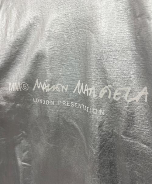 MM6 Maison Margiela（エムエムシックスメゾンマルジェラ）MM6 Maison Margiela (エムエムシックスメゾンマルジェラ) シルバーラミネートロゴカットソー グレー サイズ:Mの古着・服飾アイテム