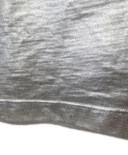 MM6 Maison Margiela（エムエムシックスメゾンマルジェラ）MM6 Maison Margiela (エムエムシックスメゾンマルジェラ) シルバーラミネートロゴカットソー グレー サイズ:Mの古着・服飾アイテム