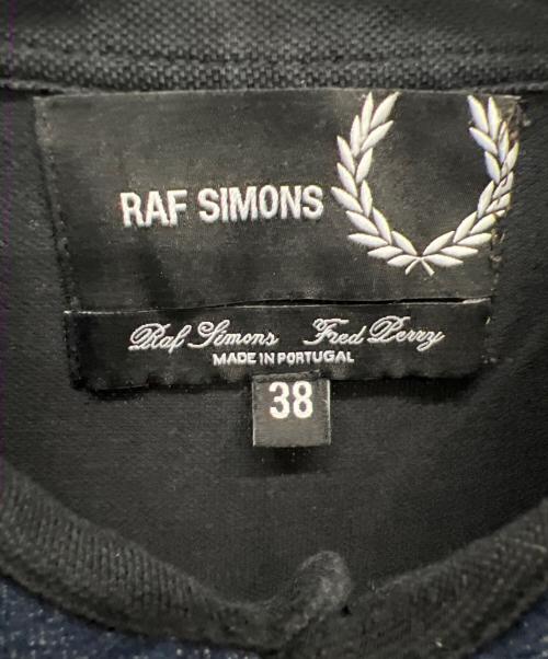 FRED PERRY（フレッドペリー）FRED PERRY (フレッドペリー) RAF SIMONS (ラフシモンズ) ポロシャツ ネイビー サイズ:38の古着・服飾アイテム