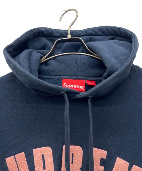 SUPREME（シュプリーム）SUPREME (シュプリーム) Chenille Arc Logo Hooded Sweatshirt ネイビー×ピンク サイズ:Sの古着・服飾アイテム
