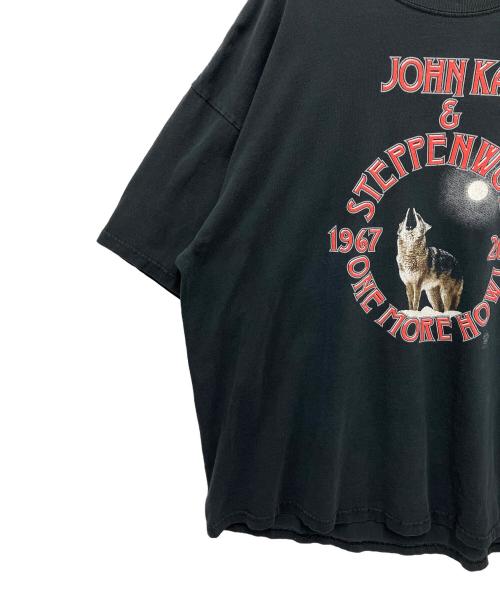 JOHN KAY & STEPPENWOLF（ジョン・ケイ・アンド・ステッペンウルフ）JOHN KAY & STEPPENWOLF (ジョン・ケイ・アンド・ステッペンウルフ) プリントTシャツ ブラック×レッド サイズ:2XLの古着・服飾アイテム