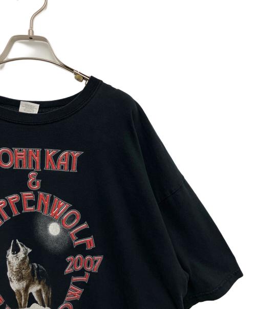 JOHN KAY & STEPPENWOLF（ジョン・ケイ・アンド・ステッペンウルフ）JOHN KAY & STEPPENWOLF (ジョン・ケイ・アンド・ステッペンウルフ) プリントTシャツ ブラック×レッド サイズ:2XLの古着・服飾アイテム